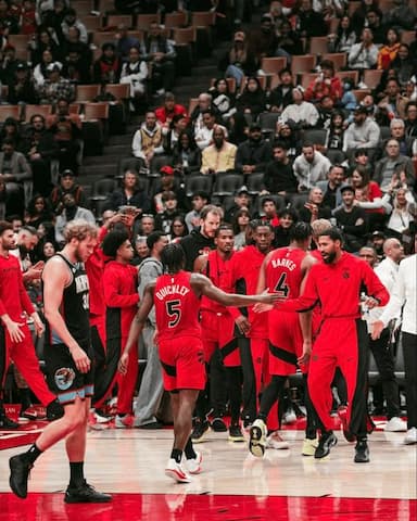 全场压制！猛龙官媒晒球员赛场照发文庆祝：大胜利！-NBA新闻